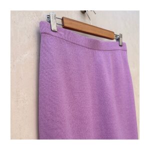 Falda St. John lapiz en tono lila y tejido de punto, talla 10. Estilo old money