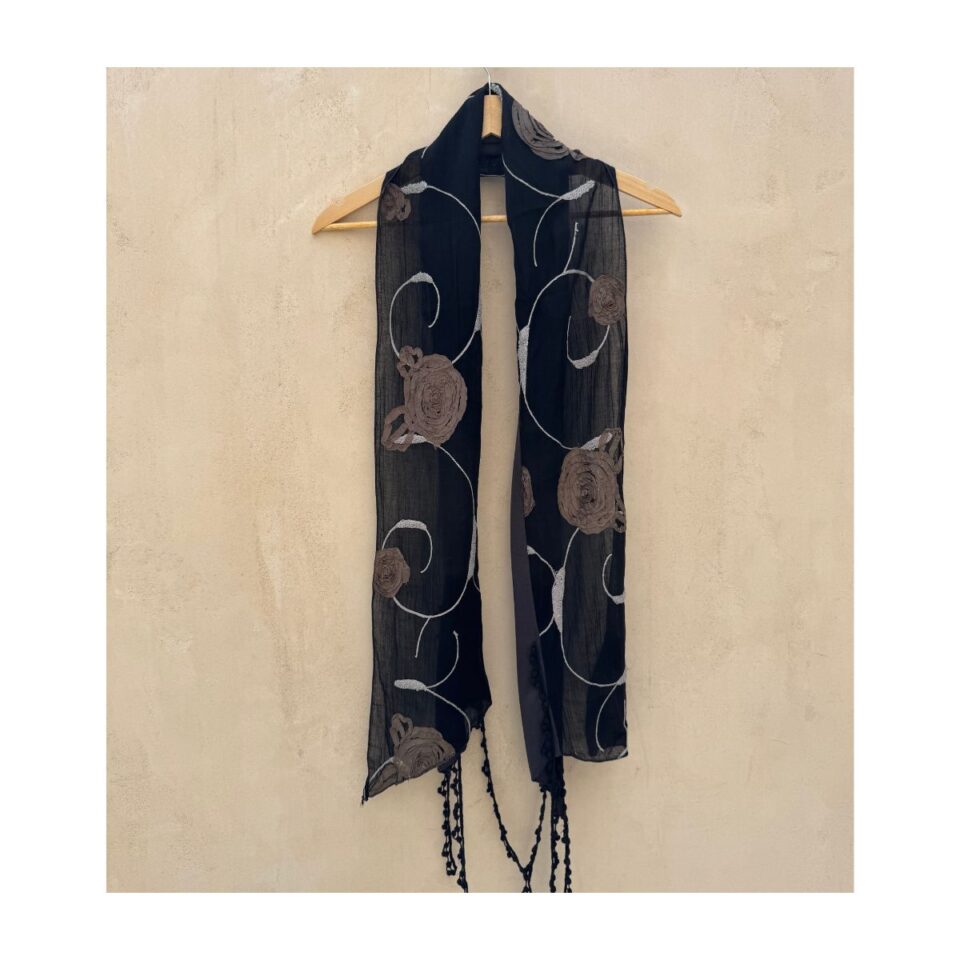 foulard de segunda mano. ropa usada. bordado en flores taupe y borlas en el extremo