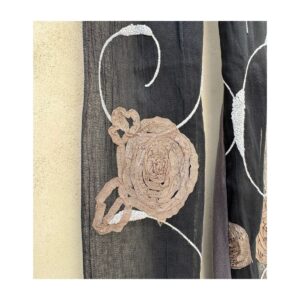 foulard de segunda mano. ropa usada. bordado en flores taupe y borlas en el extremo