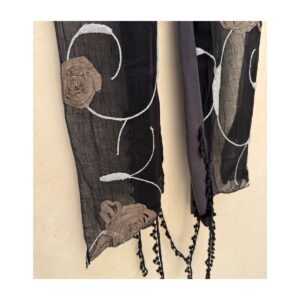 foulard de segunda mano. ropa usada. bordado en flores taupe y borlas en el extremo