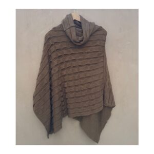 Poncho tejido color camel de segunda mano con patrón calado y cuello de tortuga, talla única, marca Francesca’s. Ropa usada curada por Amelie