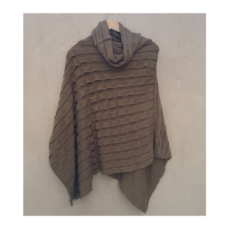 Poncho tejido color camel de segunda mano con patrón calado y cuello de tortuga, talla única, marca Francesca’s. Ropa usada curada por Amelie