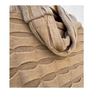 Poncho tejido color camel de segunda mano con patrón calado y cuello de tortuga, talla única, marca Francesca’s. Ropa usada curada por Amelie