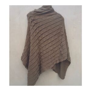 Poncho tejido color camel de segunda mano con patrón calado y cuello de tortuga, talla única, marca Francesca’s. Ropa usada curada por Amelie