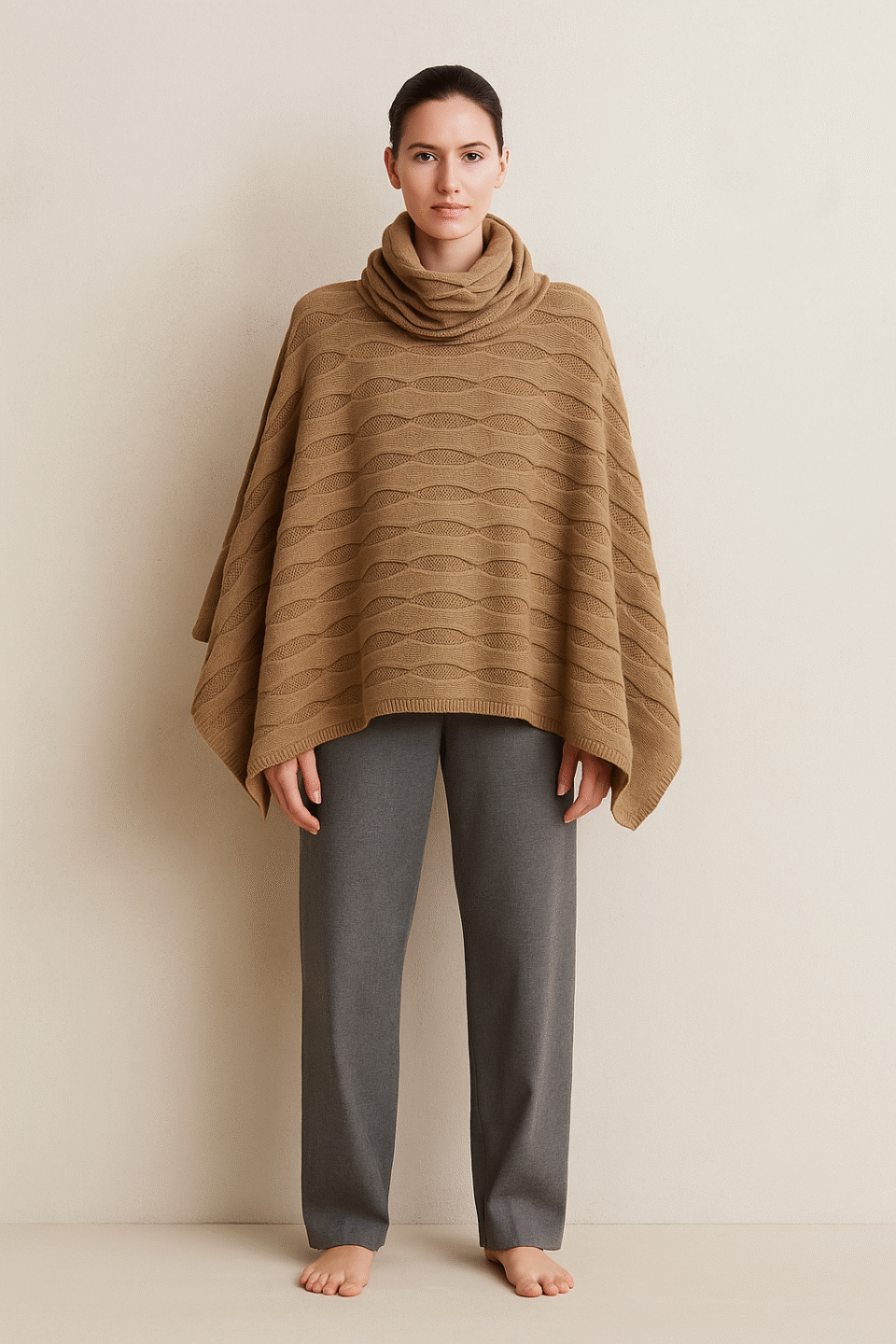 Poncho tejido color camel de segunda mano con patrón calado y cuello de tortuga, talla única, marca Francesca’s. Ropa usada curada por Amelie