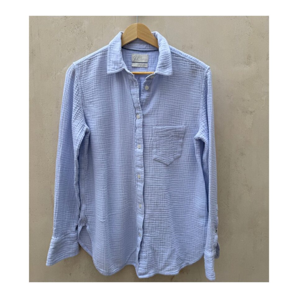 Camisa J.Crew Garçon Classic de segunda mano en azul cielo en algodón double gauze, talla 4, corte relajado con textura ligera y fresca. Ropa usada