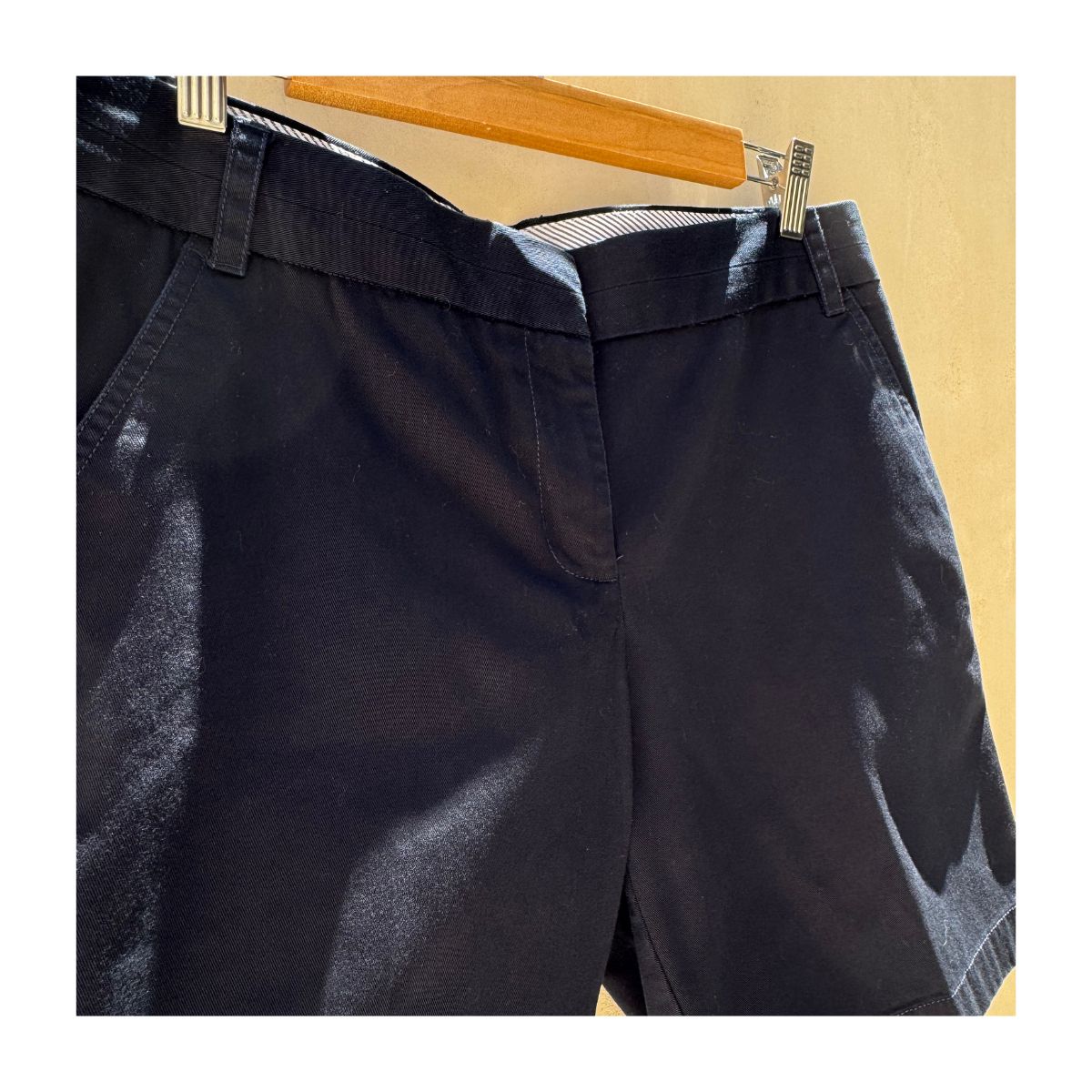 Shorts clásicos Chino de segunda mano marca J.Crew en color azul marino talla 10. stilo preppy ideales para verano. ropa usada en perfecto estado