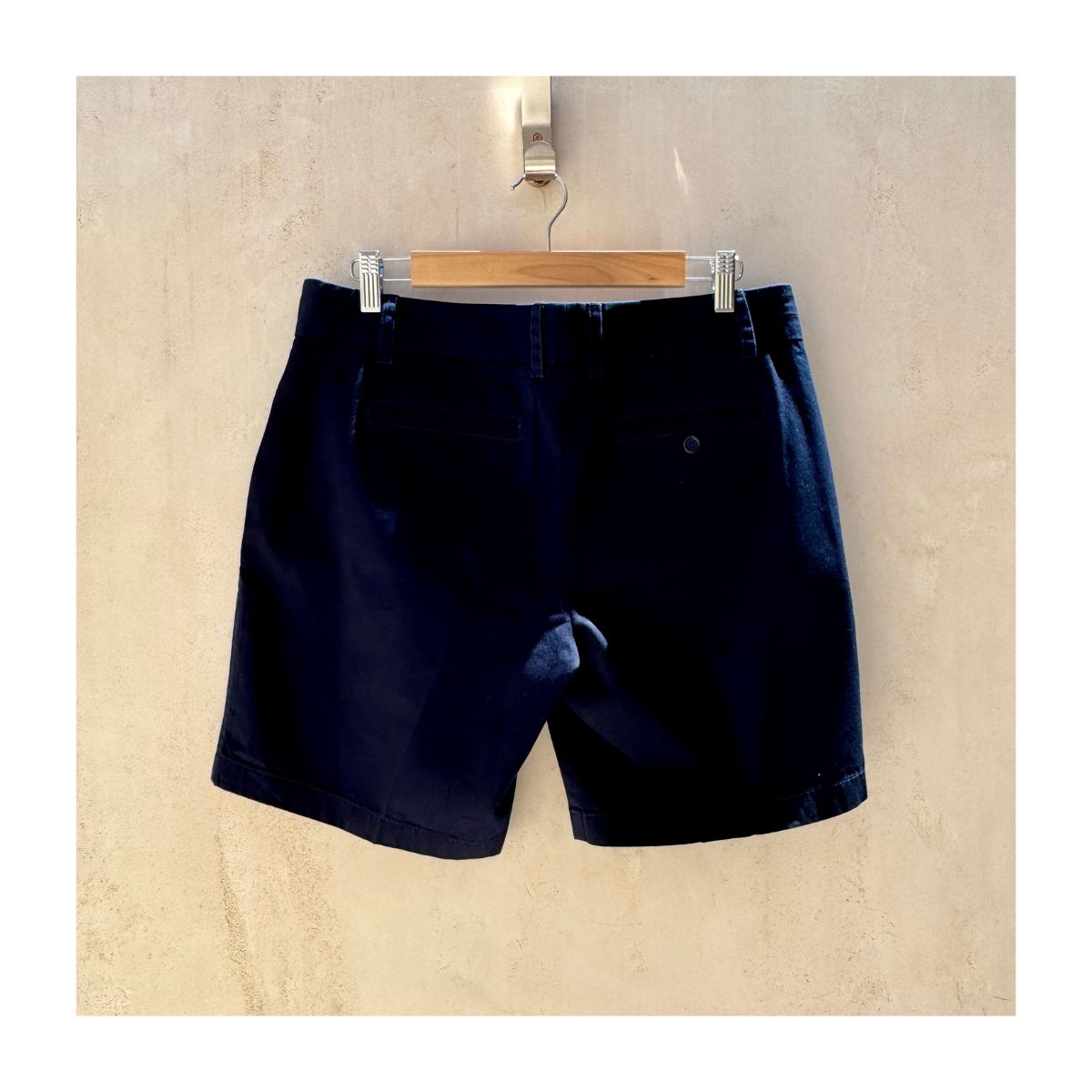 Shorts clásicos Chino de segunda mano marca J.Crew en color azul marino talla 10. stilo preppy ideales para verano. ropa usada en perfecto estado