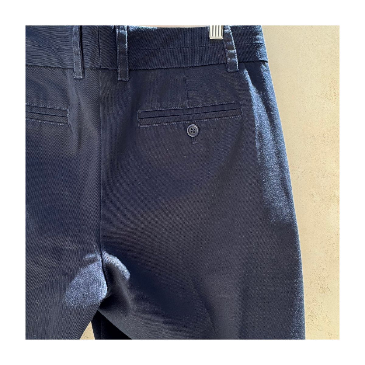 Shorts clásicos Chino de segunda mano marca J.Crew en color azul marino talla 10. stilo preppy ideales para verano. ropa usada en perfecto estado