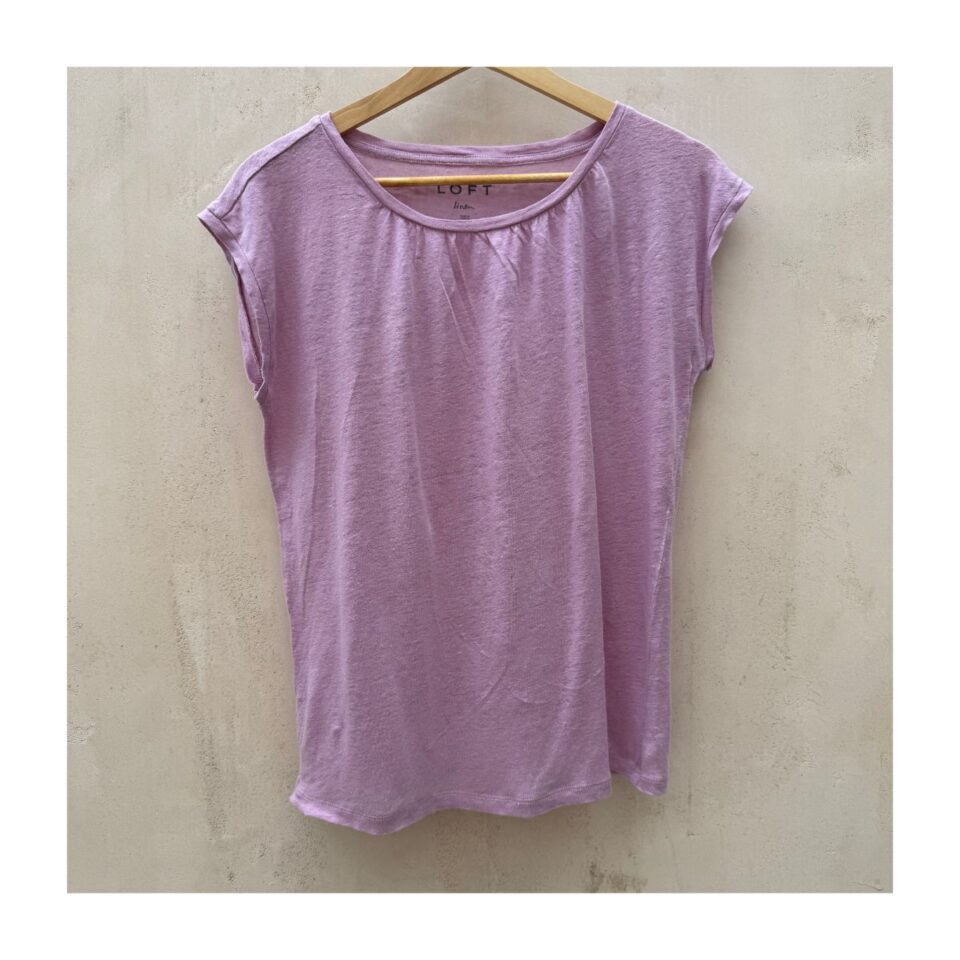 Loft t‑shirt lila de segunda mano y de lino 100%, talla XXS, corte relajado y textura natural fresca. Ropa usada