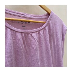 Loft t‑shirt lila de segunda mano y de lino 100%, talla XXS, corte relajado y textura natural fresca. Ropa usada