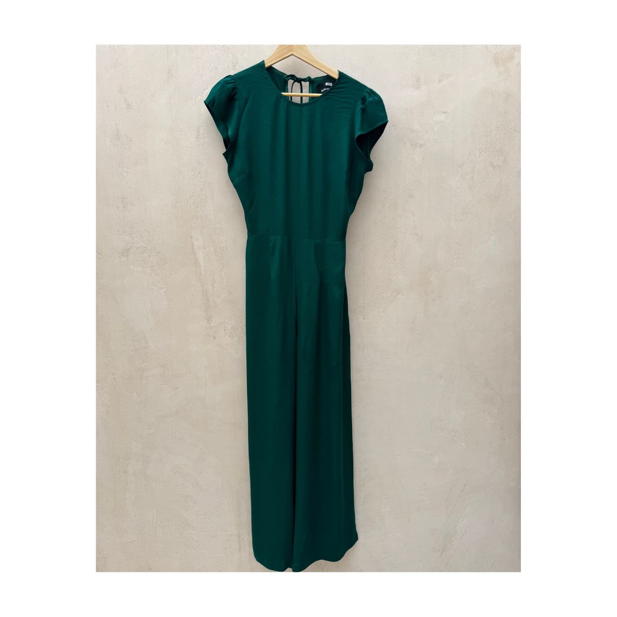 Mono Mayer de segunda mano en verde esmeralda de Reformation con silueta palazzo, mangas abullonadas y espalda descubierta con lazada, talla 4.