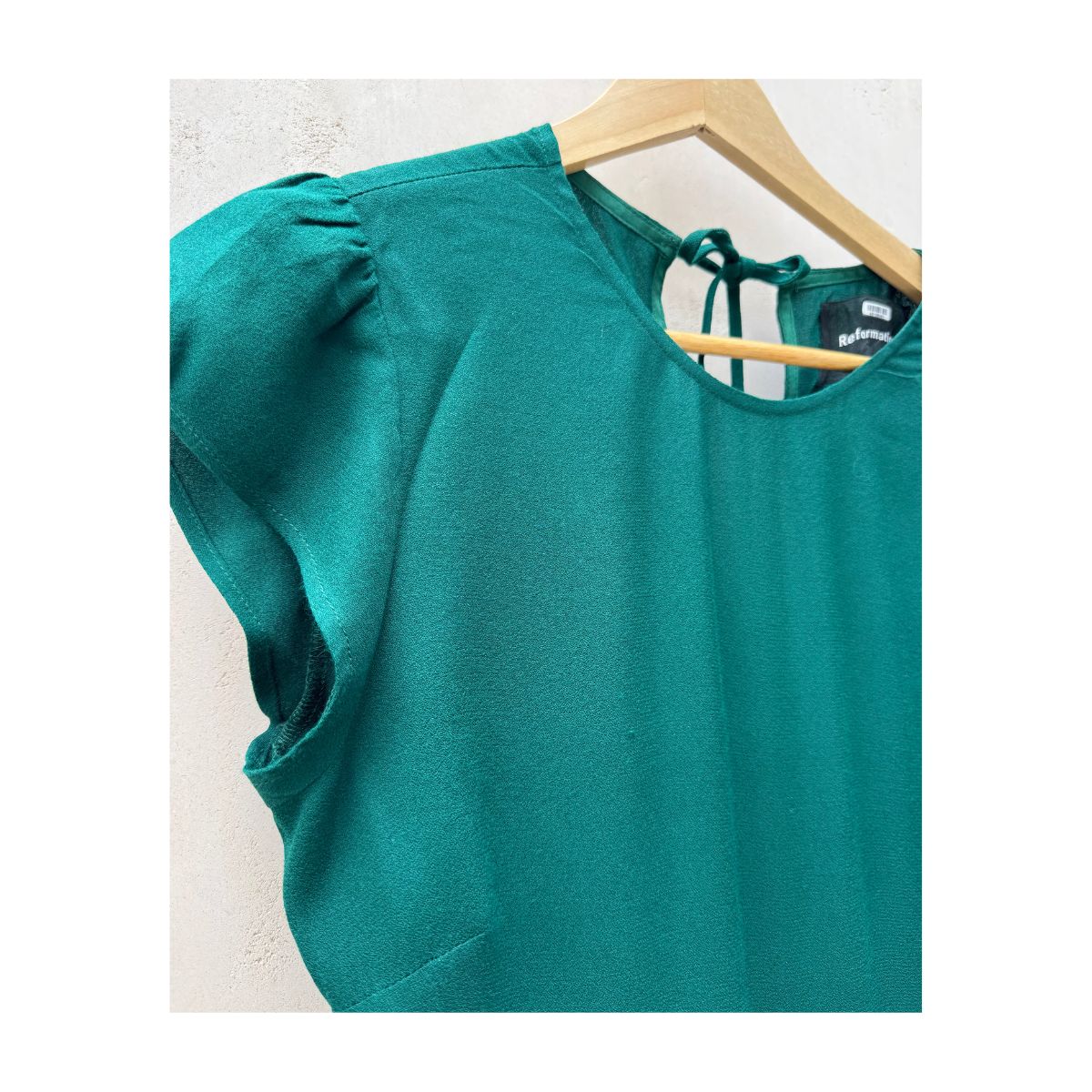 Mono largo verde esmeralda de Reformation con silueta palazzo, mangas abullonadas y espalda descubierta con lazada, talla 4. segunda mano