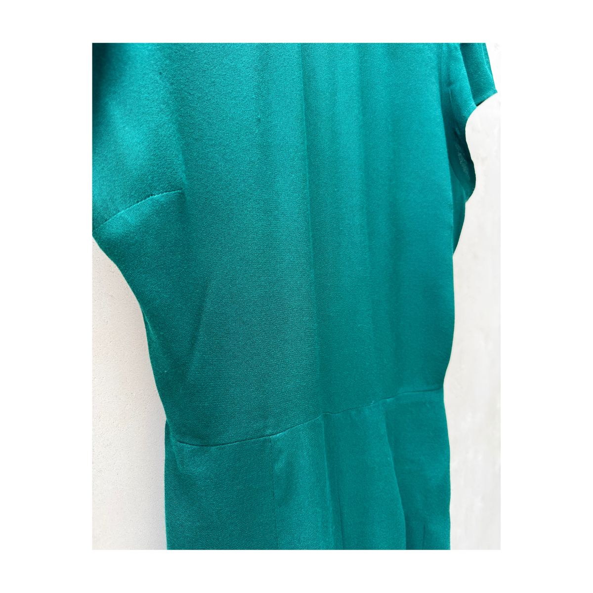Mono largo verde esmeralda de Reformation con silueta palazzo, mangas abullonadas y espalda descubierta con lazada, talla 4. segunda mano