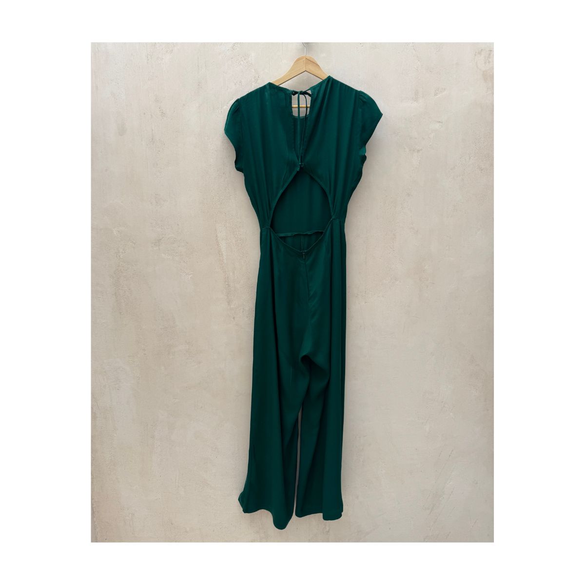 Mono largo verde esmeralda de Reformation con silueta palazzo, mangas abullonadas y espalda descubierta con lazada, talla 4. segunda mano