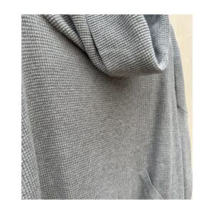 Pullover Planet by Lauren G gris ceniza OS, tejido waffle de algodón pima peruano con cowl neck y bolsillos simulados. de segunda mano curado por Amelie