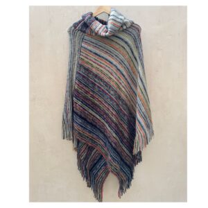 Poncho tejido multicolor con cuello alto y flecos talla única. Estilo boho chic