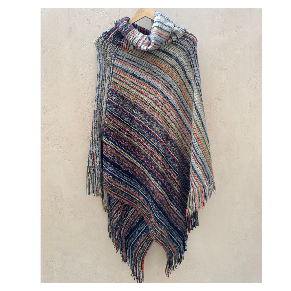 Poncho tejido multicolor con cuello alto y flecos talla única. Estilo boho chic