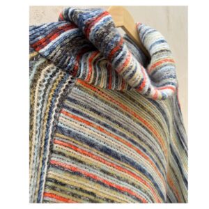 Poncho tejido multicolor con cuello alto y flecos talla única. Estilo boho chic