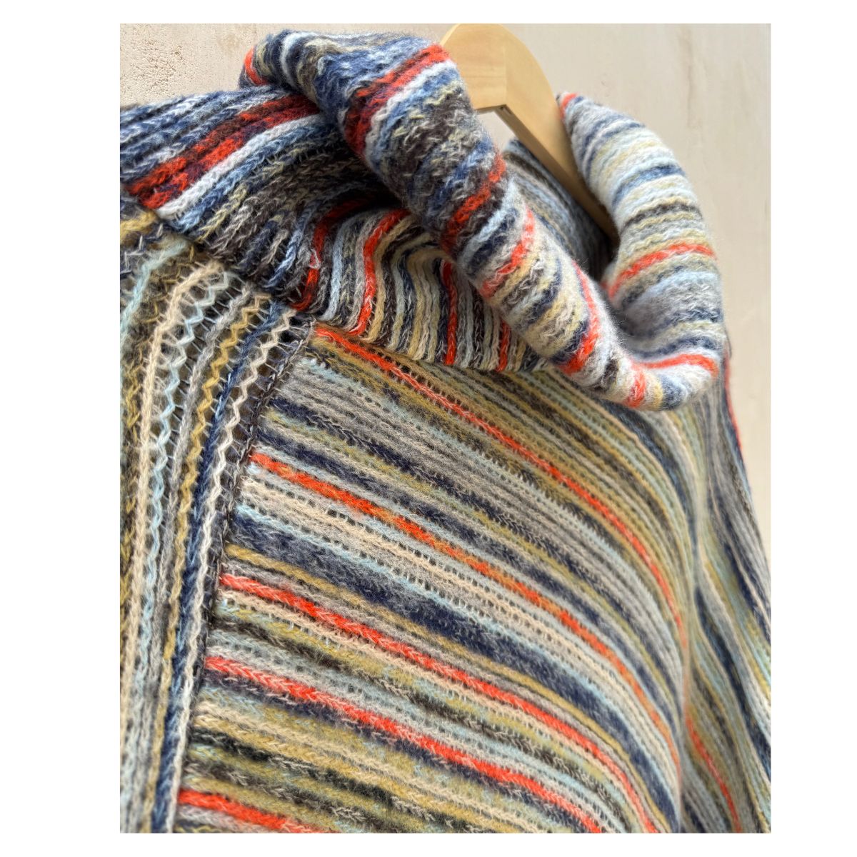 Poncho tejido multicolor con cuello alto y flecos talla única. Estilo boho chic