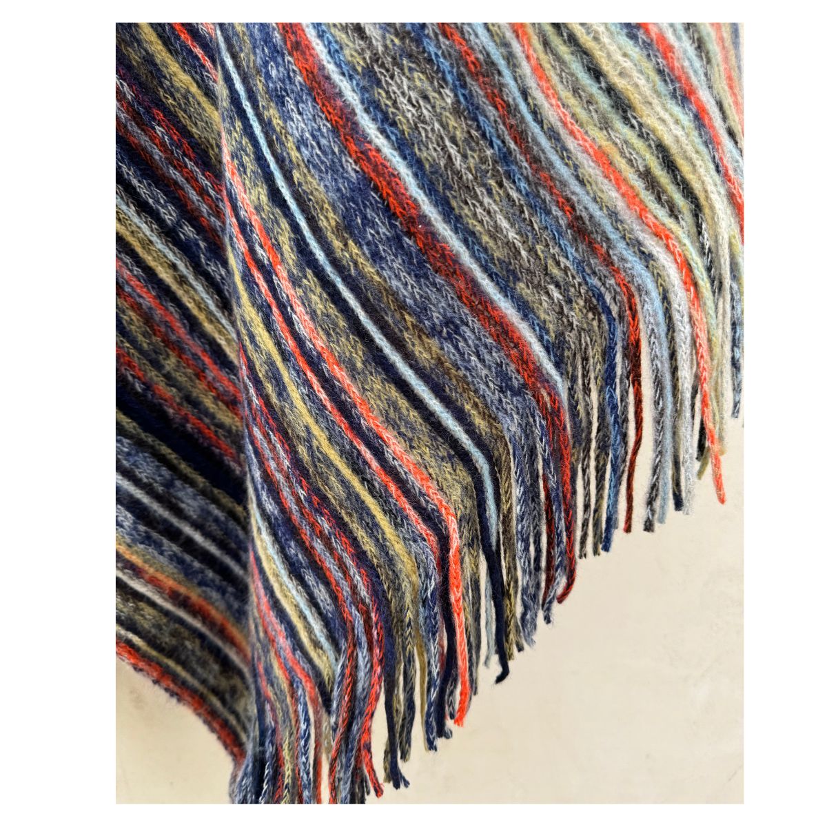 Poncho tejido multicolor con cuello alto y flecos talla única. Estilo boho chic