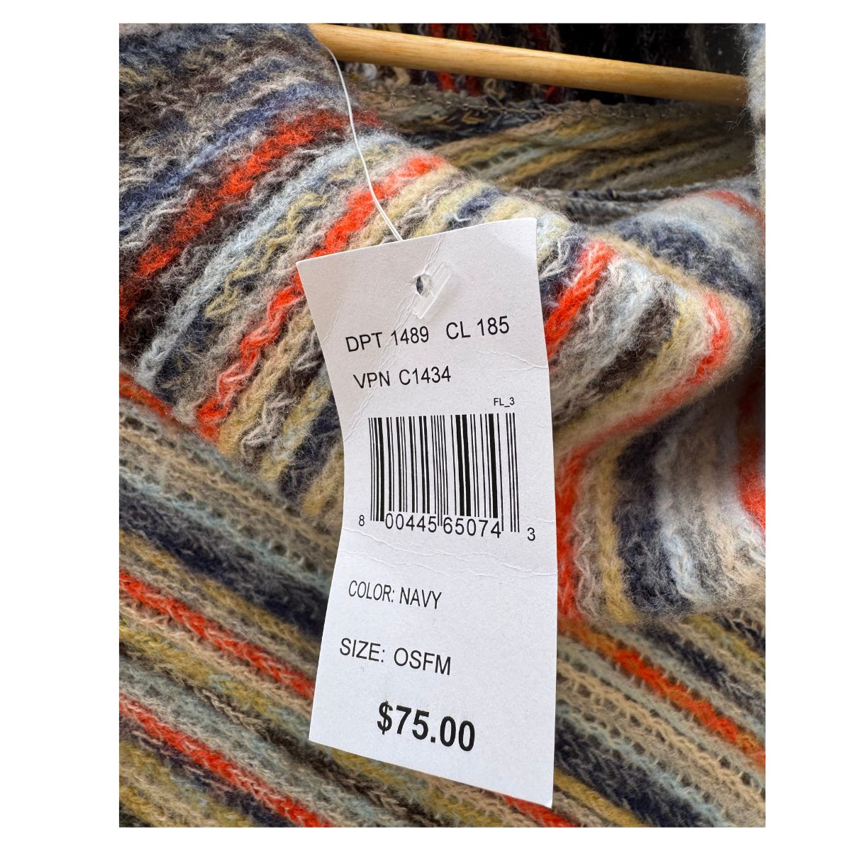 Poncho tejido multicolor con cuello alto y flecos talla única. Estilo boho chic