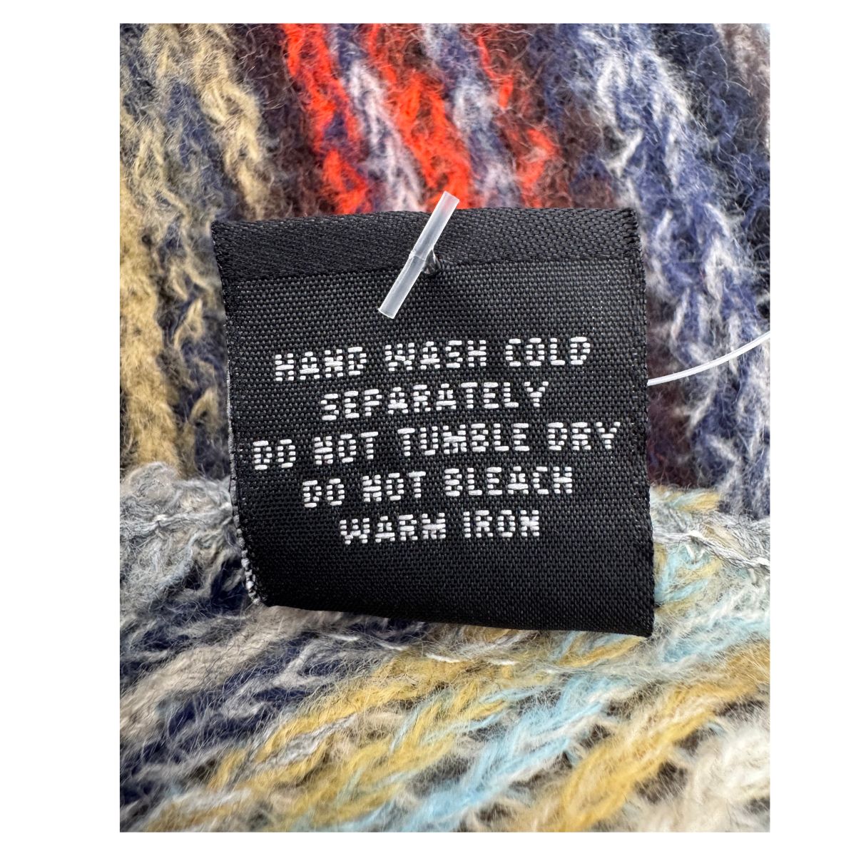 Poncho tejido multicolor con cuello alto y flecos talla única. Estilo boho chic