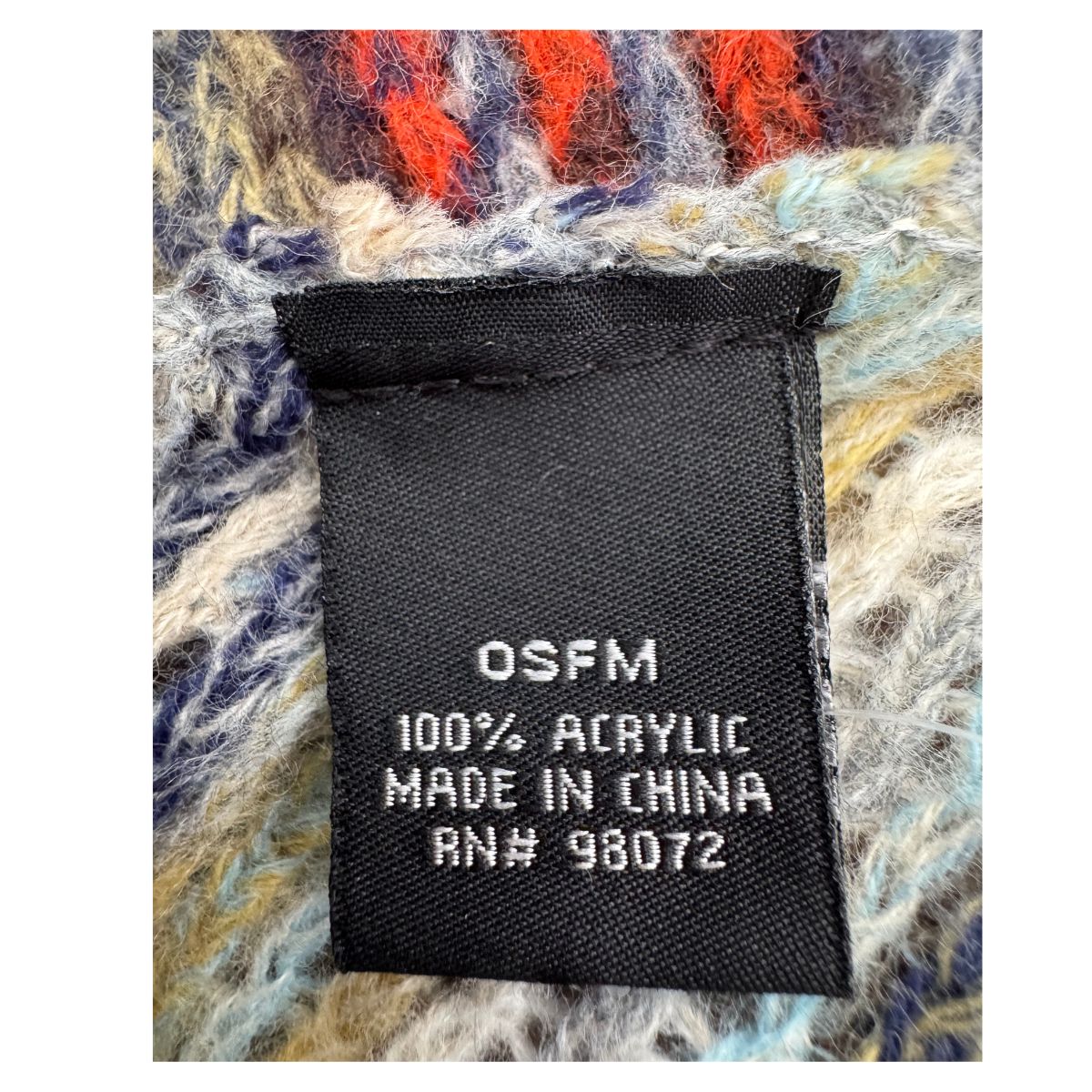 Poncho tejido multicolor con cuello alto y flecos talla única. Estilo boho chic