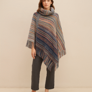 Poncho tejido multicolor con cuello alto y flecos talla única. Estilo boho chic