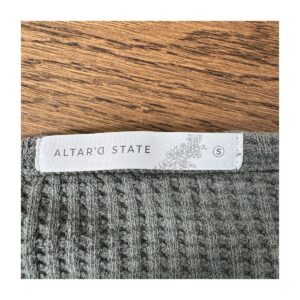 pullover waffle oliva ceniza de segunda mano Altar’d State talla S. ropa usada curada por Amelie