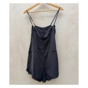Romper Billabong Wild Pursuit de segunda mano en gris carbón con tirantes ajustables y bolsillos, talla M. Ropa usada