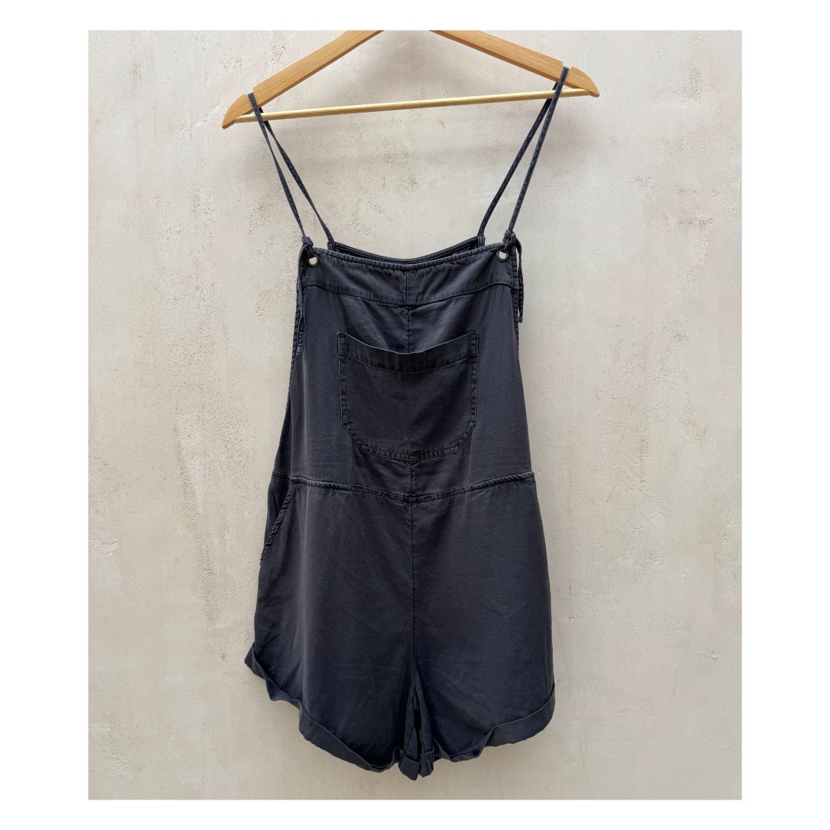 Romper Billabong Wild Pursuit de segunda mano en gris carbón con tirantes ajustables y bolsillos, talla M. Ropa usada