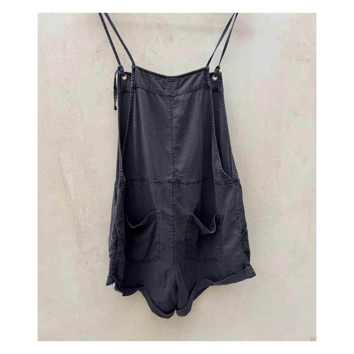 Romper Billabong Wild Pursuit de segunda mano en gris carbón con tirantes ajustables y bolsillos, talla M. Ropa usada