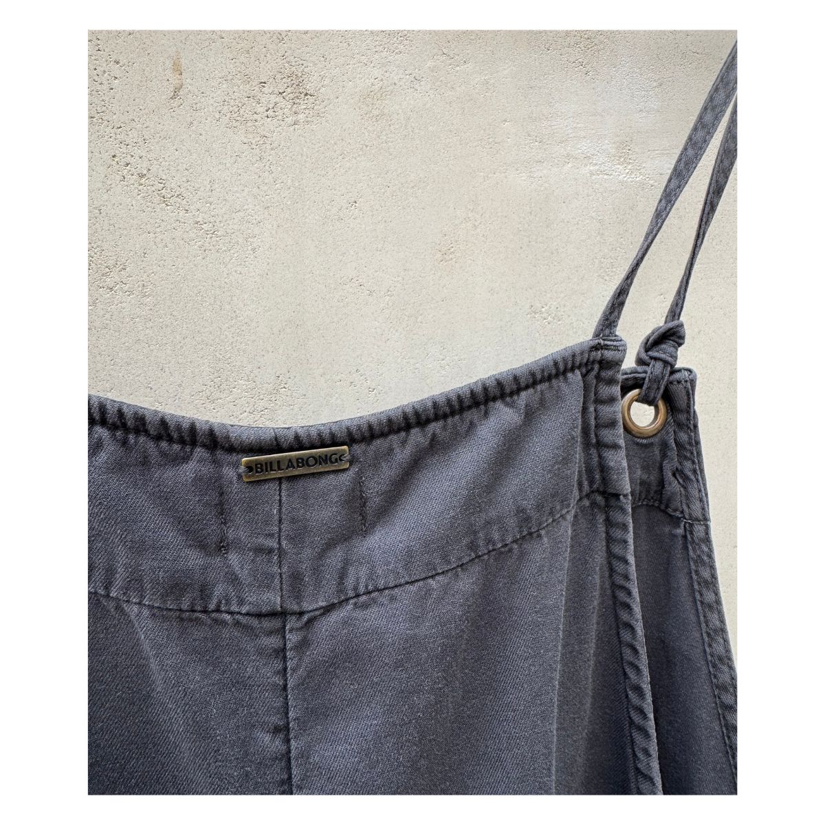 Romper Billabong Wild Pursuit de segunda mano en gris carbón con tirantes ajustables y bolsillos, talla M. Ropa usada