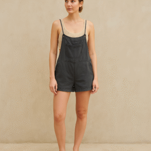 Romper Billabong Wild Pursuit de segunda mano en gris carbón con tirantes ajustables y bolsillos, talla M. Ropa usada