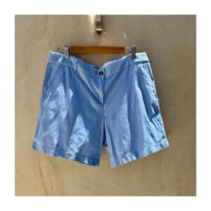 Shortde segunda mano chino azul claro de mujer J.Crew Factory, largo 7 pulgadas, con bolsillos delanteros y pretina con trabillas, talla 12. Ropa usada en perfecto estado