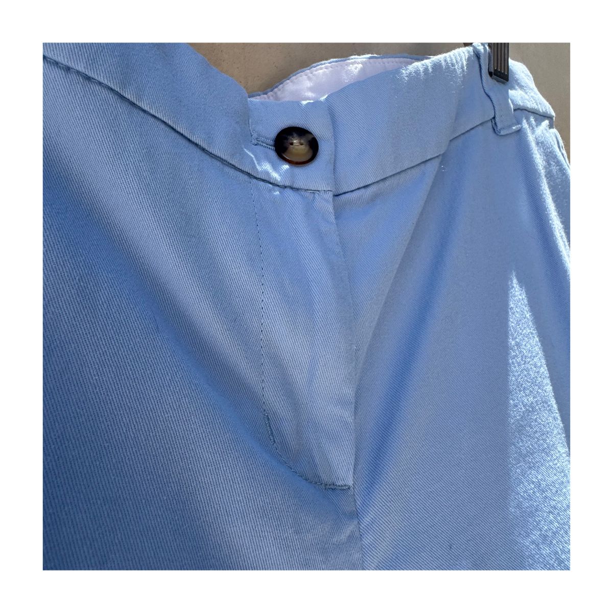 Shortde segunda mano chino azul claro de mujer J.Crew Factory, largo 7 pulgadas, con bolsillos delanteros y pretina con trabillas, talla 12. Ropa usada en perfecto estado