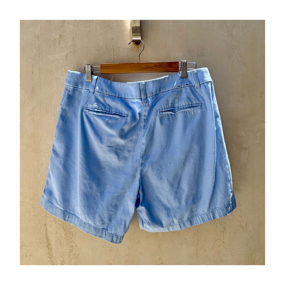 Shortde segunda mano chino azul claro de mujer J.Crew Factory, largo 7 pulgadas, con bolsillos delanteros y pretina con trabillas, talla 12. Ropa usada en perfecto estado