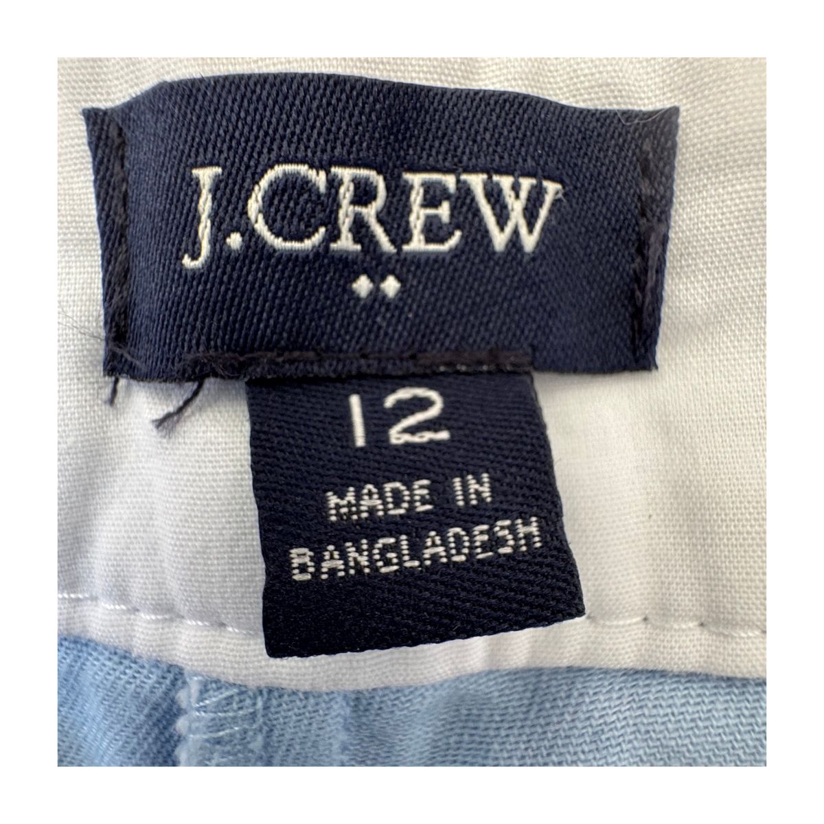 Shortde segunda mano chino azul claro de mujer J.Crew Factory, largo 7 pulgadas, con bolsillos delanteros y pretina con trabillas, talla 12. Ropa usada en perfecto estado