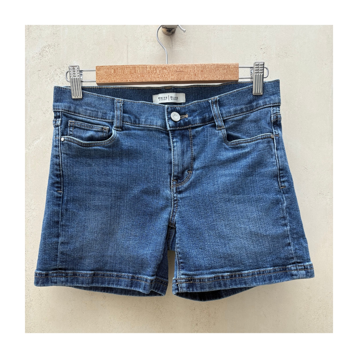 Short denim White House Black Market en azul medio, talla 2 (S). Ideales para looks veraniegos