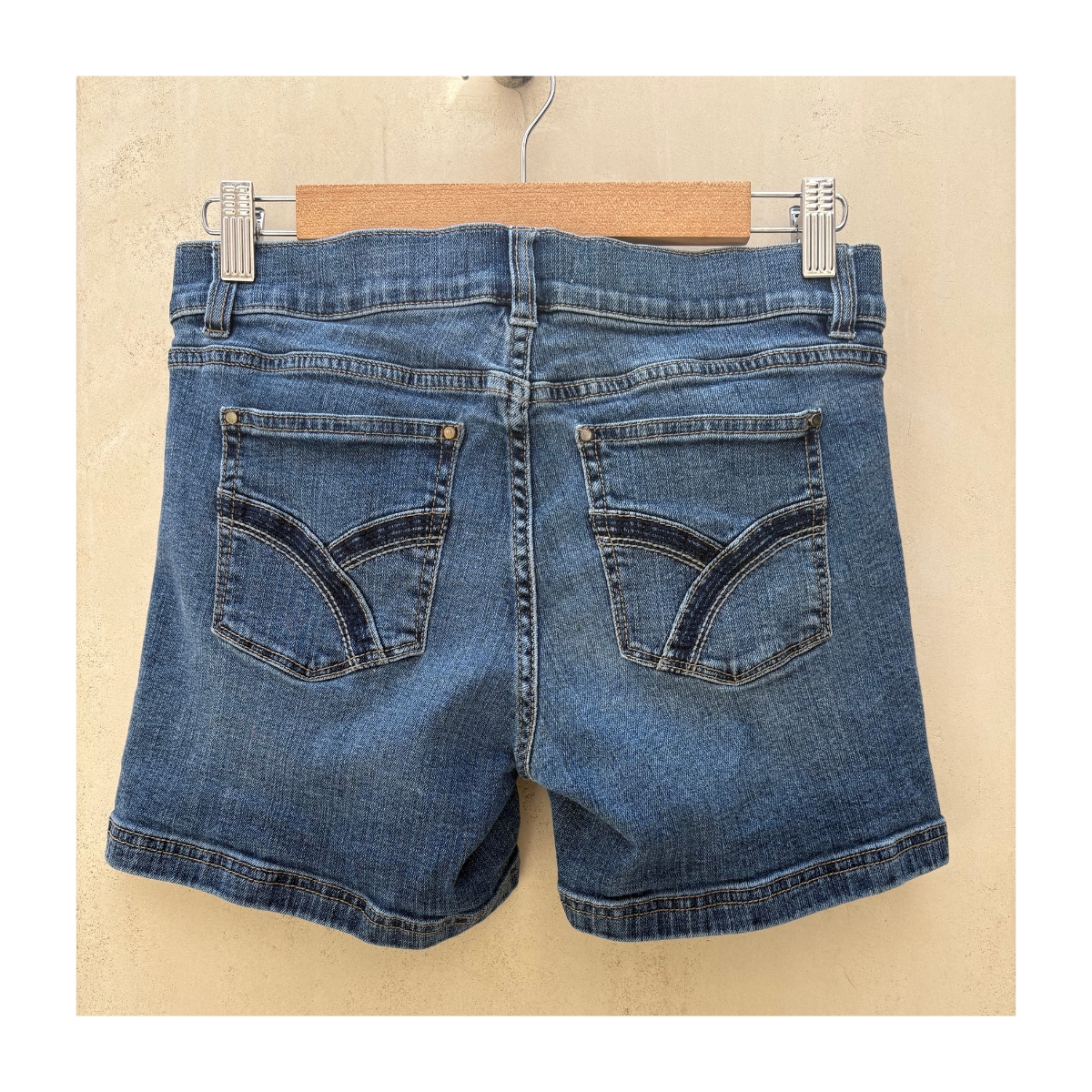 Short denim White House Black Market en azul medio, talla 2 (S). Ideales para looks veraniegos