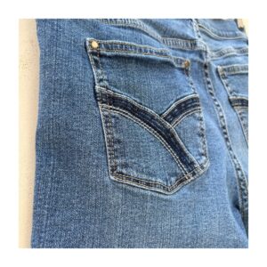 Short denim White House Black Market en azul medio, talla 2 (S). Ideales para looks veraniegos