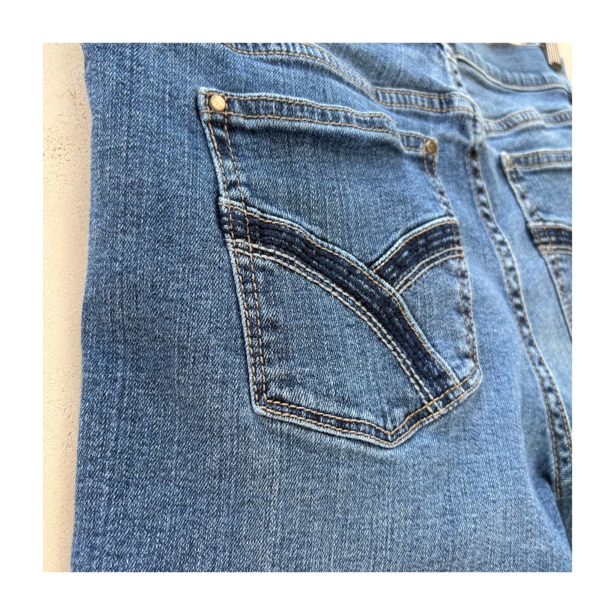 Short denim White House Black Market en azul medio, talla 2 (S). Ideales para looks veraniegos