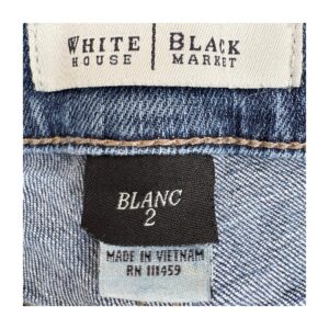 Short denim White House Black Market en azul medio, talla 2 (S). Ideales para looks veraniegos