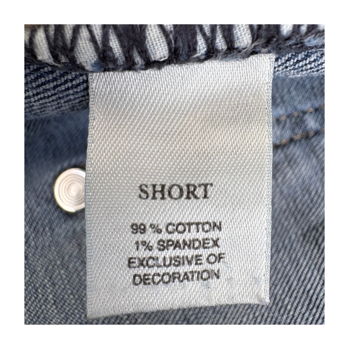 Short denim White House Black Market en azul medio, talla 2 (S). Ideales para looks veraniegos