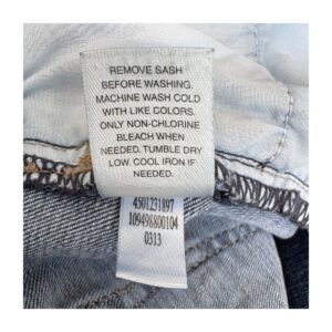 Short denim White House Black Market en azul medio, talla 2 (S). Ideales para looks veraniegos