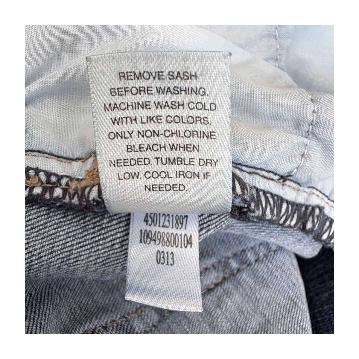 Short denim White House Black Market en azul medio, talla 2 (S). Ideales para looks veraniegos