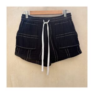 Short 100% algodón negro con lineas blancas. Marca lou & grey talla xs. estilo soft girl