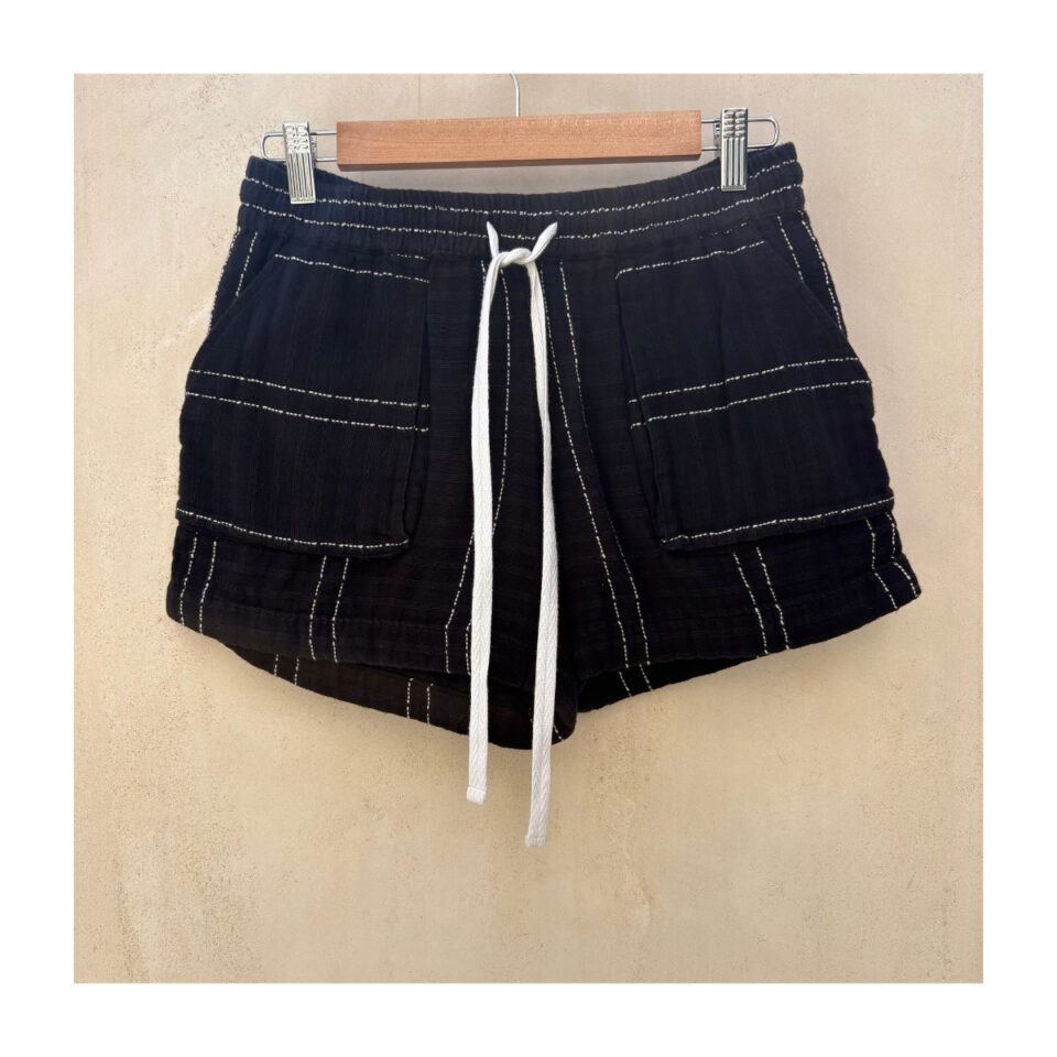 Short 100% algodón negro con lineas blancas. Marca lou & grey talla xs. estilo soft girl