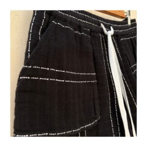 Short 100% algodón negro con lineas blancas. Marca lou & grey talla xs. estilo soft girl